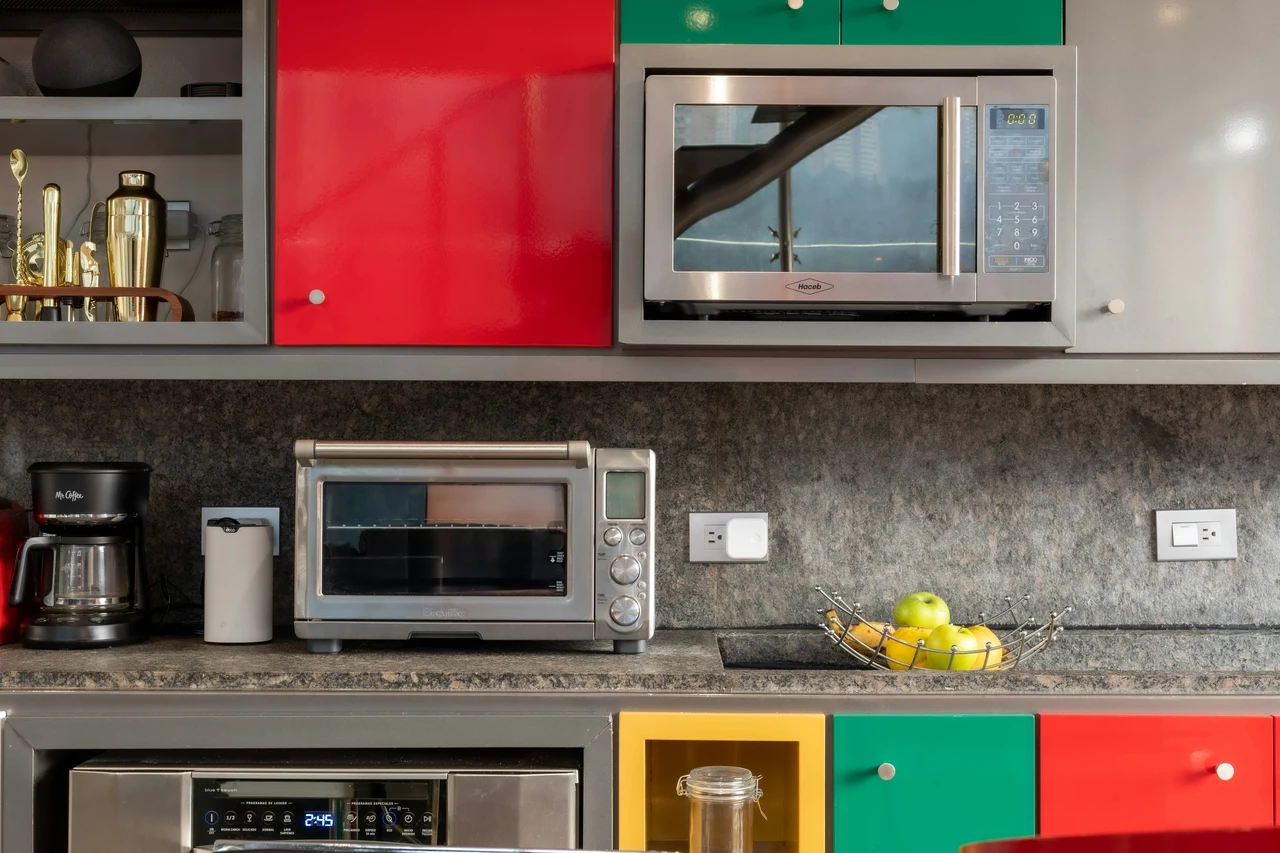 Otto oggetti da non tenere mai vicino ai fornelli che molti continuano a usare in cucina Immagine selezionata