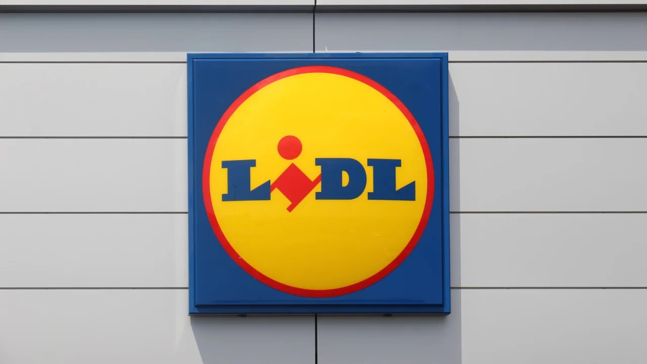 Arriva da Lidl la tavola da giardino dal design accattivante, perfetta per le serate all’aperto Immagine selezionata