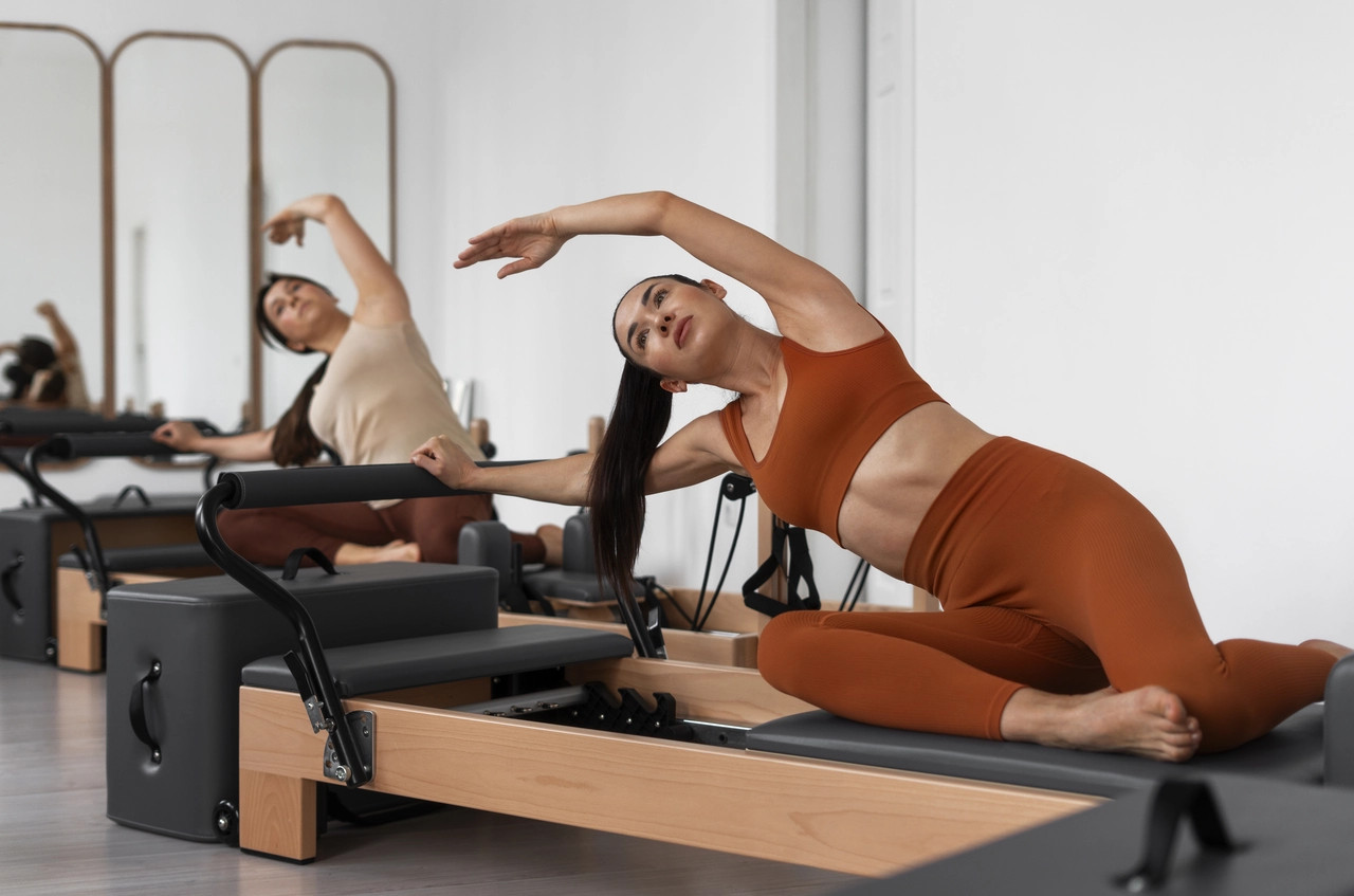 Scopri come il nuovo workout Pilates può trasformare i tuoi addominali rispetto agli esercizi tradizionali Immagine selezionata