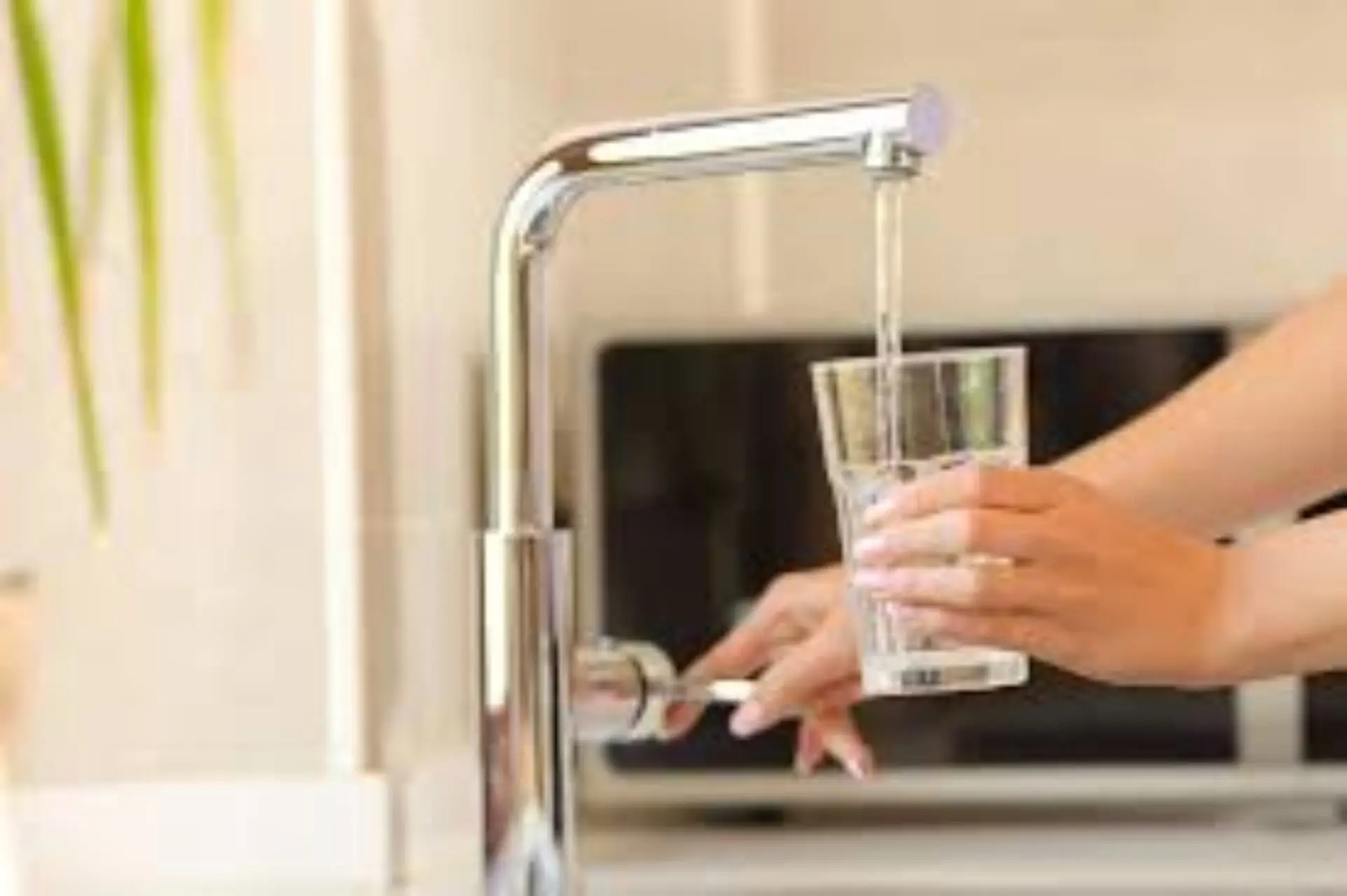 Scandalo nell’acqua in bottiglia: ecco rilevati i superbatteri, ritirate 300mila confezioni Immagine selezionata