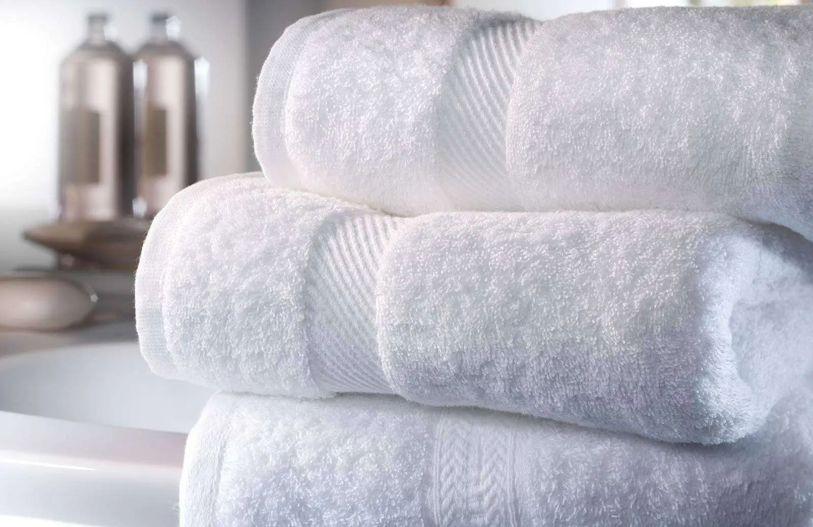Sai a cosa serve davvero quella fascia sugli asciugamani per bagno? Immagine selezionata