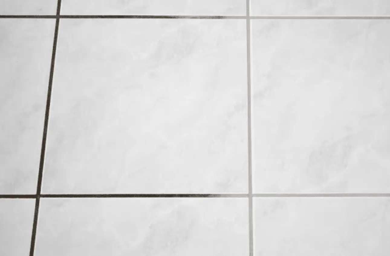 Ecco come rimuovere muffa e cattivi odori dalle fughe delle piastrelle