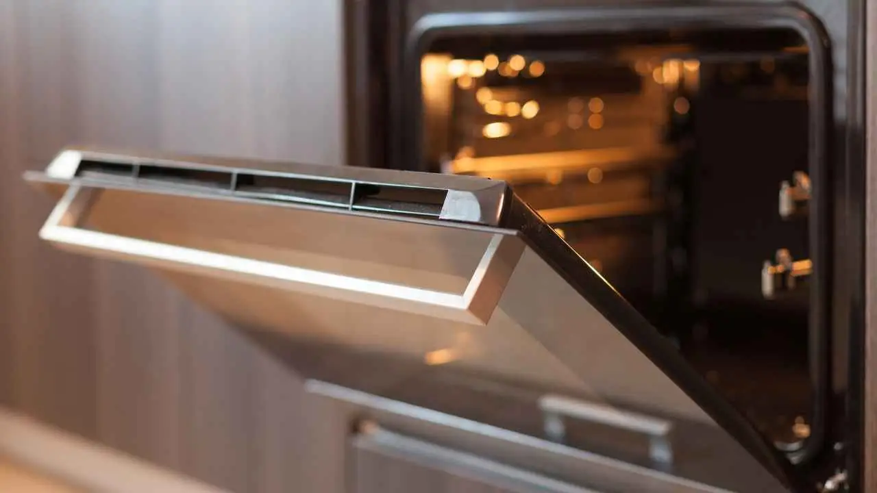 Ecco perché cuocere i cibi al forno con la carta stagnola può essere un errore da evitare
