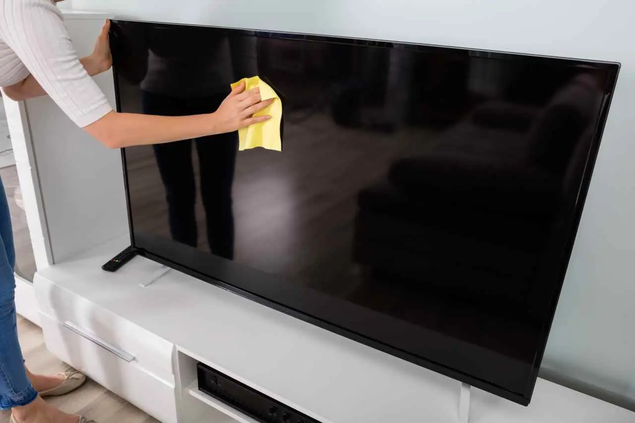 Detergente: perché non va mai applicato direttamente sugli schermi TV Detergente: perché non va mai applicato direttamente sugli schermi TV
